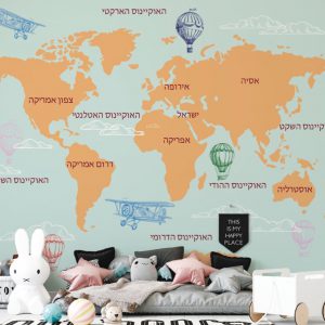 מפת עולם עם כתוביות בעברית במגוון צבעים